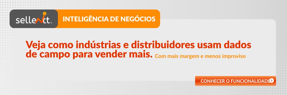 Representante comercial utilizando software de gestão comercial Sellentt para aplicar estratégias de vendas B2B em tablet durante visita a cliente distribuidor