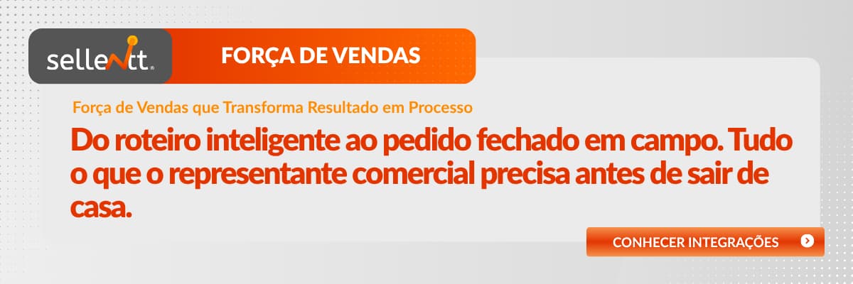 Representante comercial utilizando app de força de vendas da Sellentt para consultar histórico do cliente e mix ideal antes de visita em indústria de alimentos