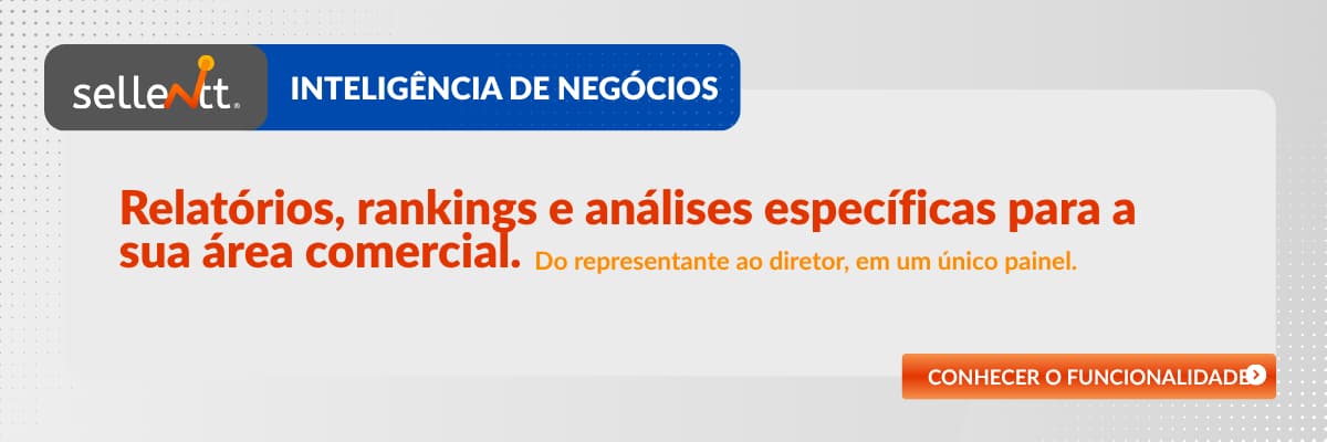 Diretor comercial de indústria analisando relatórios de inteligência comercial no sistema de gestão da Sellentt para identificar oportunidades de crescimento na carteira